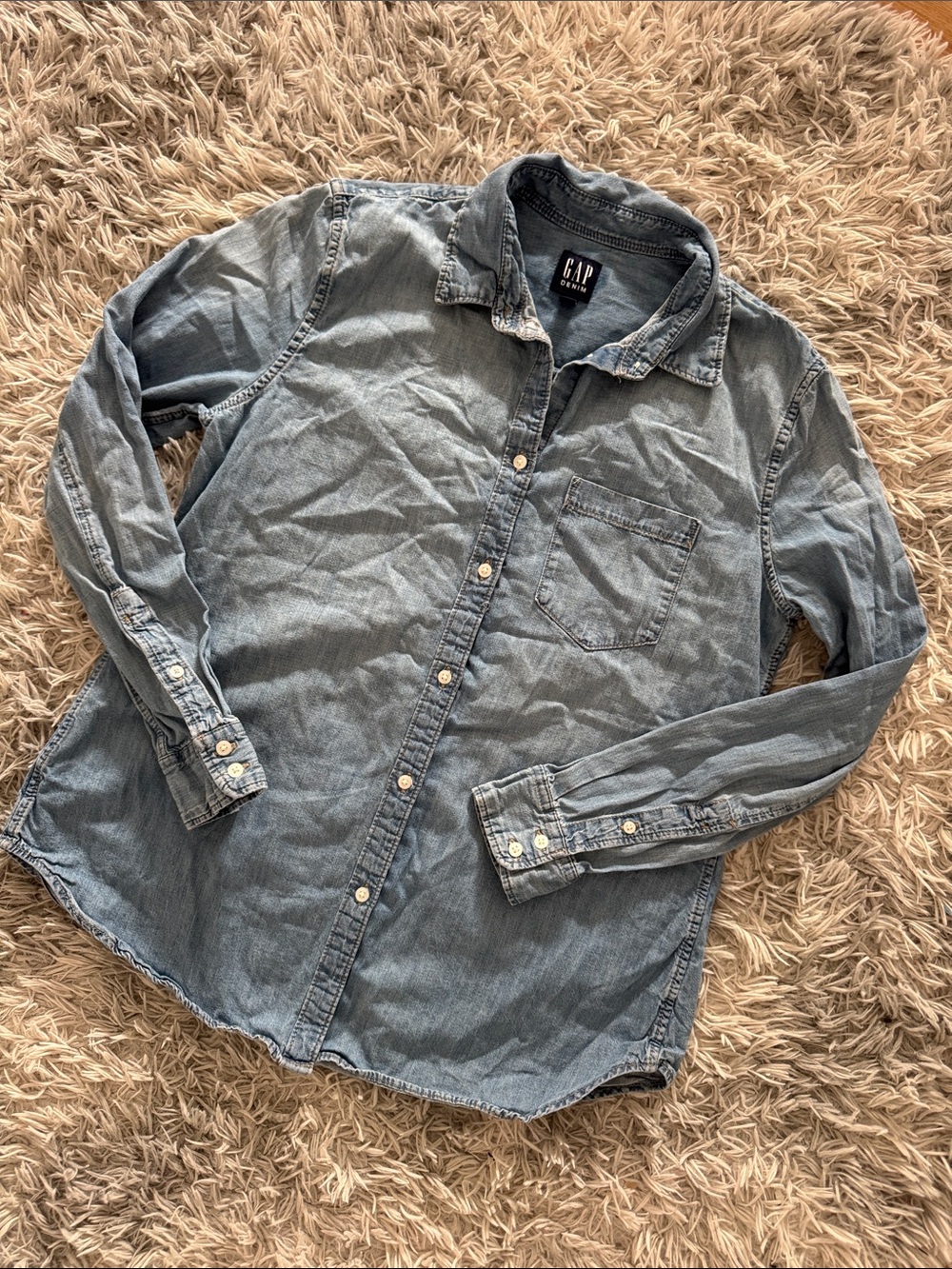 GAP Women’s Light Blue Denim Button-Up Shirt
